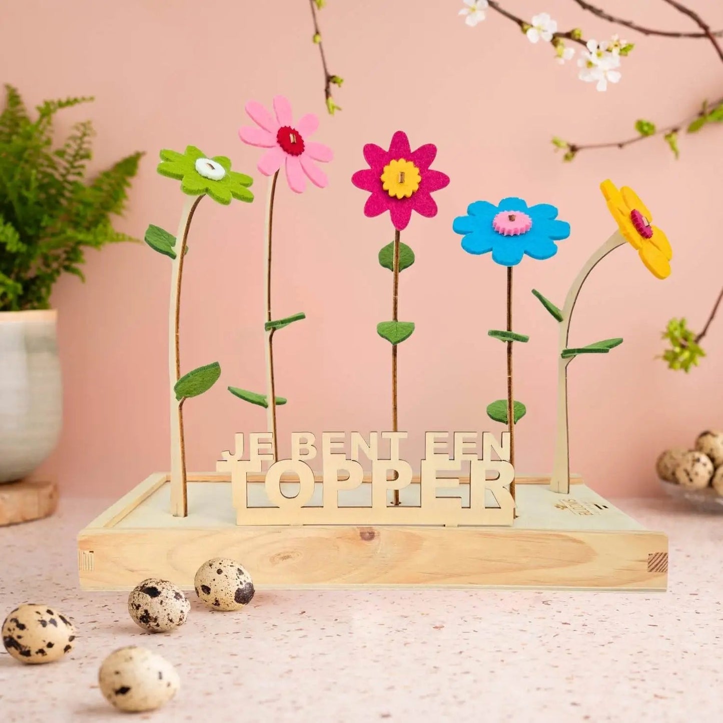 Happy Blooms met vilten bloemen in veelkleurige bloemen en houten bordje 'Je bent een topper'.
