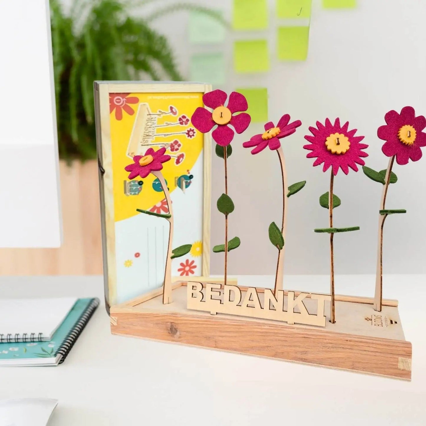 Boeket vilten bloemen van Happy Blooms in cerise met uitgesneden bordje 'bedankt'. 