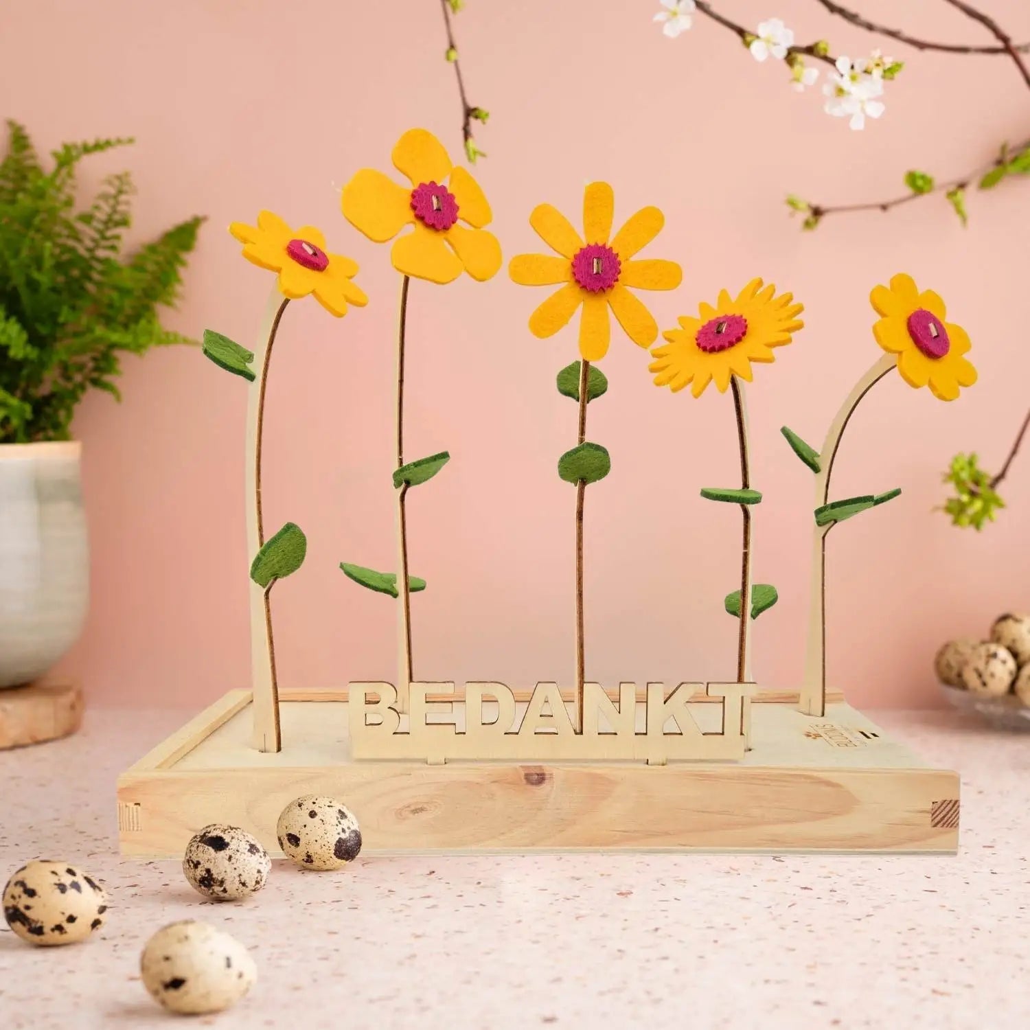 Boeket vilten bloemen van Happy Blooms in het geel met uitgesneden bordje 'bedankt'. 