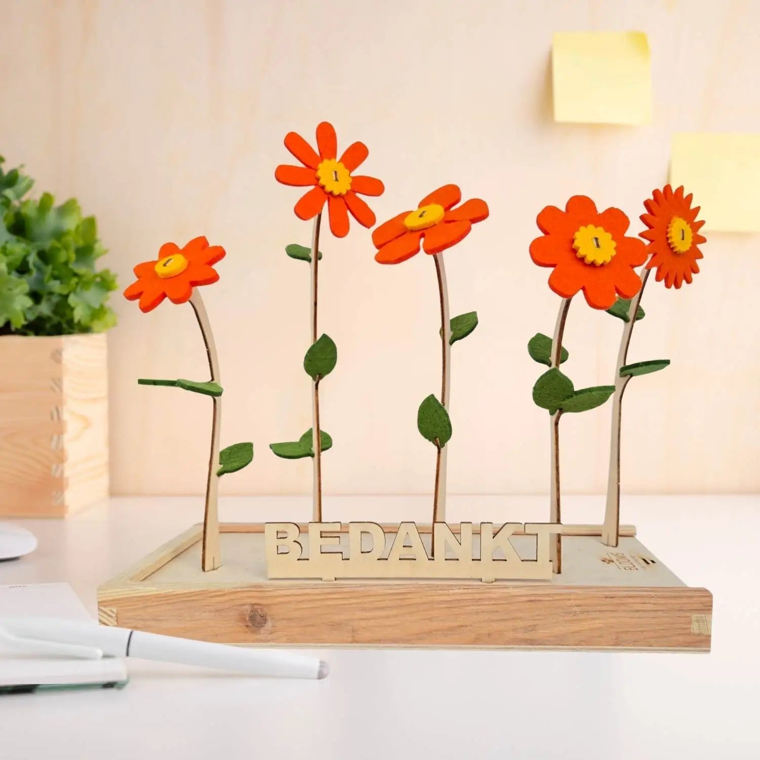 Boeket vilten bloemen van Happy Blooms in het oranje met uitgesneden bordje 'bedankt'. 