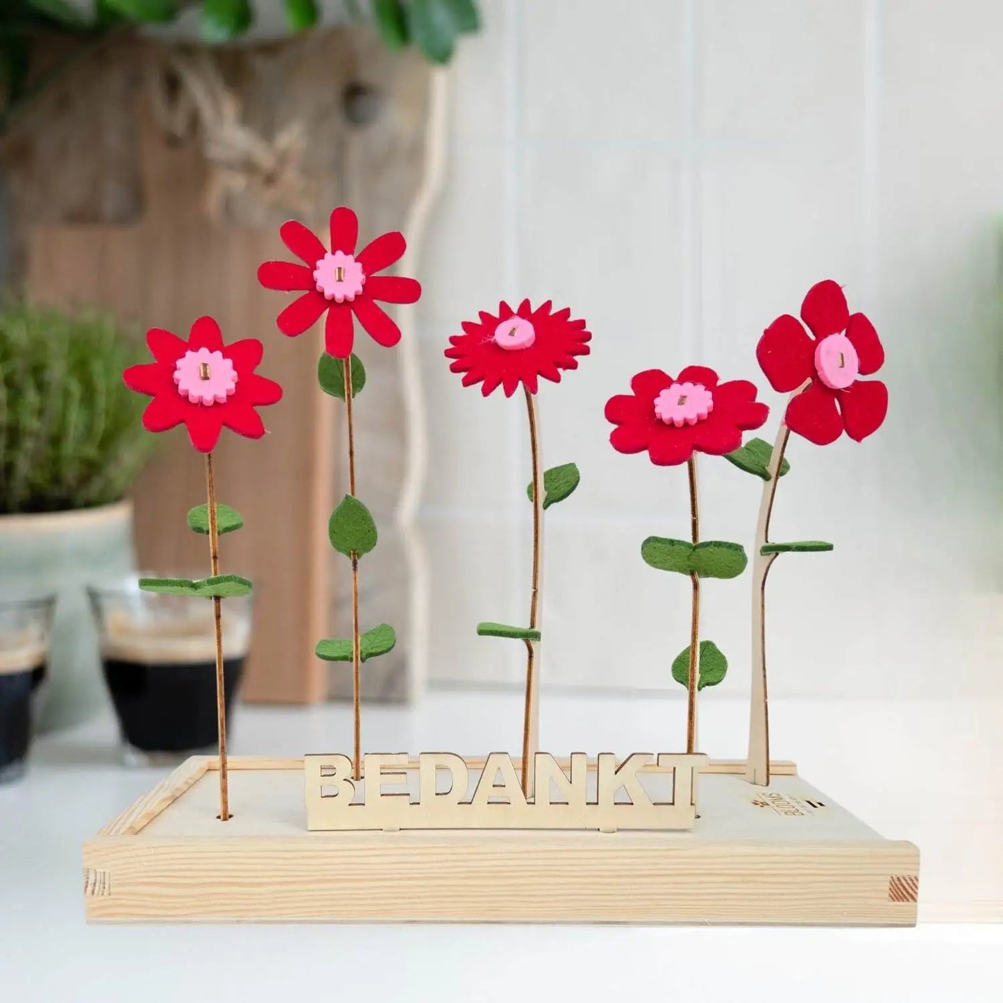 Boeket vilten bloemen van Happy Blooms in het rood met uitgesneden bordje 'bedankt'. 