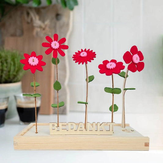 Rode vilten bloemen in een houten standaard met de tekst Bedankt als duurzaam bedankcadeau, Happy Blooms
