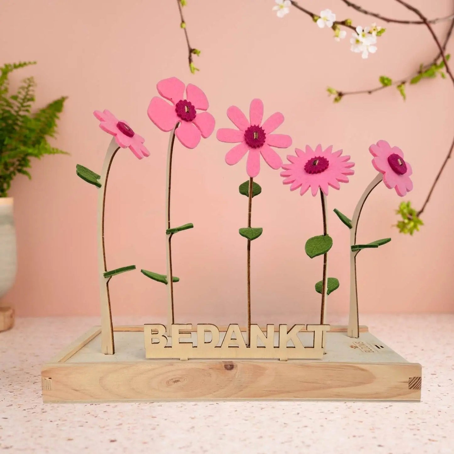 Boeket vilten bloemen van Happy Blooms in het roze met uitgesneden bordje 'bedankt'. 