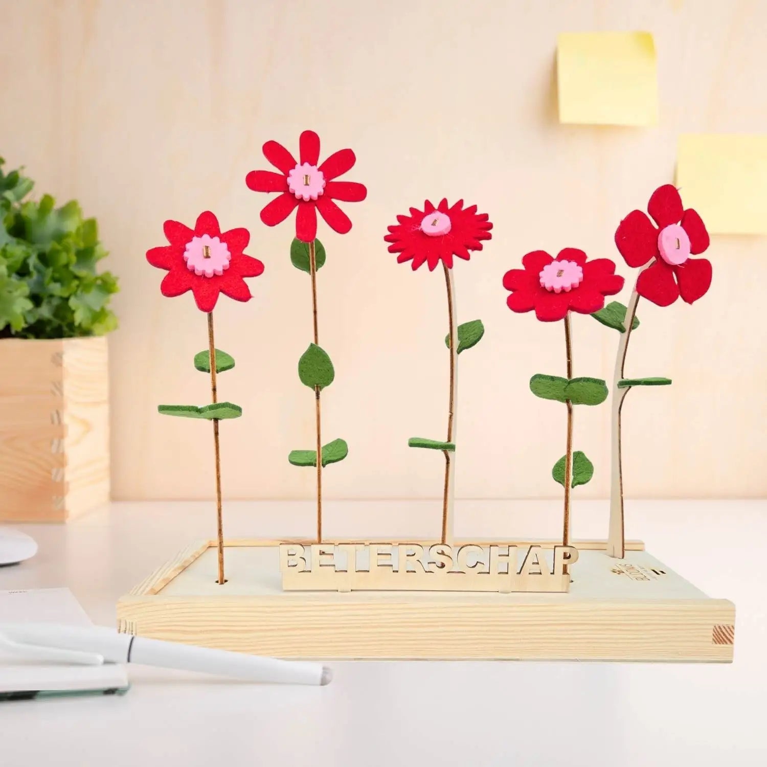 Bloemcadeau met vilten bloemen in het rood en 'beterschap'-bordje.