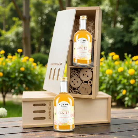 Houten Bromkast met alcoholvrije Citrus Spritz, die daarna een insectenhotel wordt