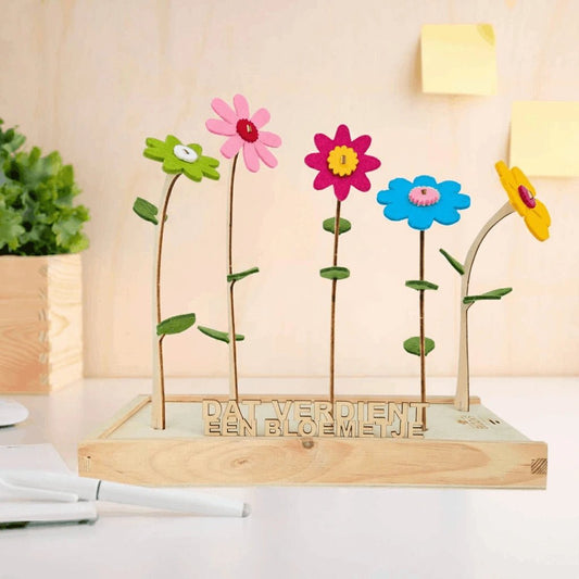 Bonte vilten bloemen in een houten standaard met de tekst Dat verdient een bloemetje als bedankje of compliment, Happy Blooms