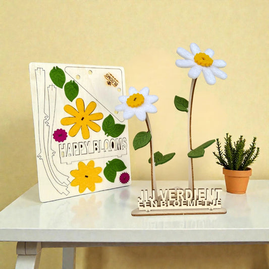 Vilten bloemen in een houten standaard met de tekst Jij verdient een bloemetje als bedankje of compliment