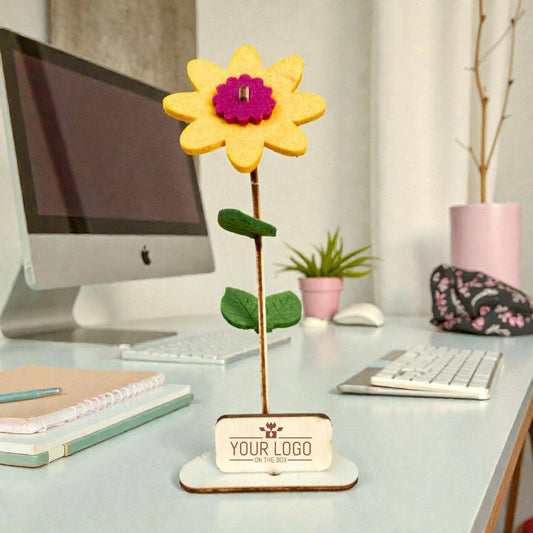 Gele vilten bloemen in een houten standaard als relatiegeschenk met eigen logo, Happy Blooms One & only