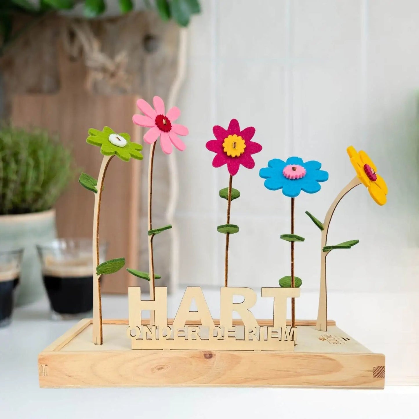 Vilten boeket van Happy Blooms met bloemen in allerlei kleuren en bordje 'hart onder de riem'. 