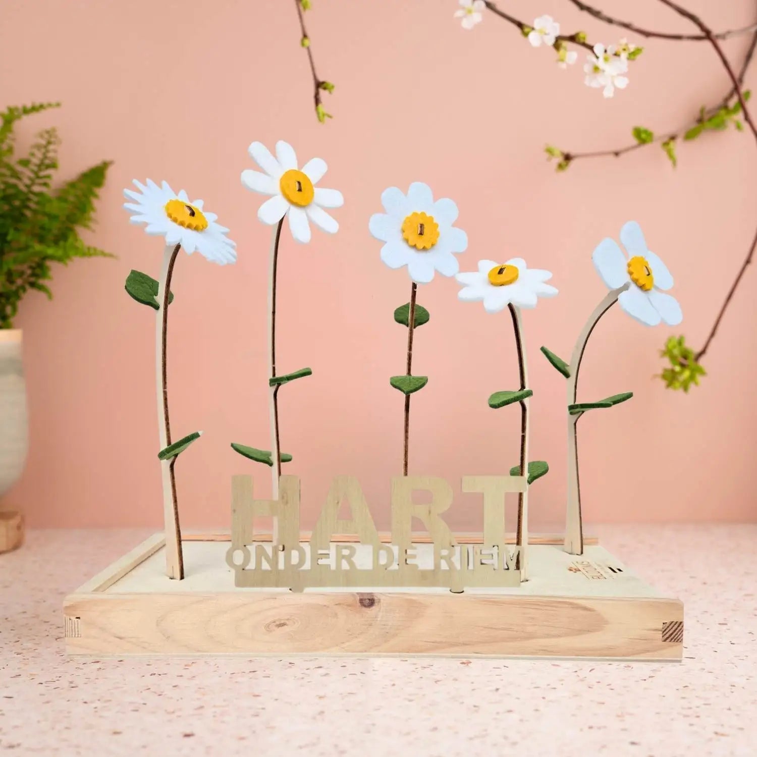 Happy Blooms brievenbusbloemen in het wit met houten bordje 'hart onder de riem'. 