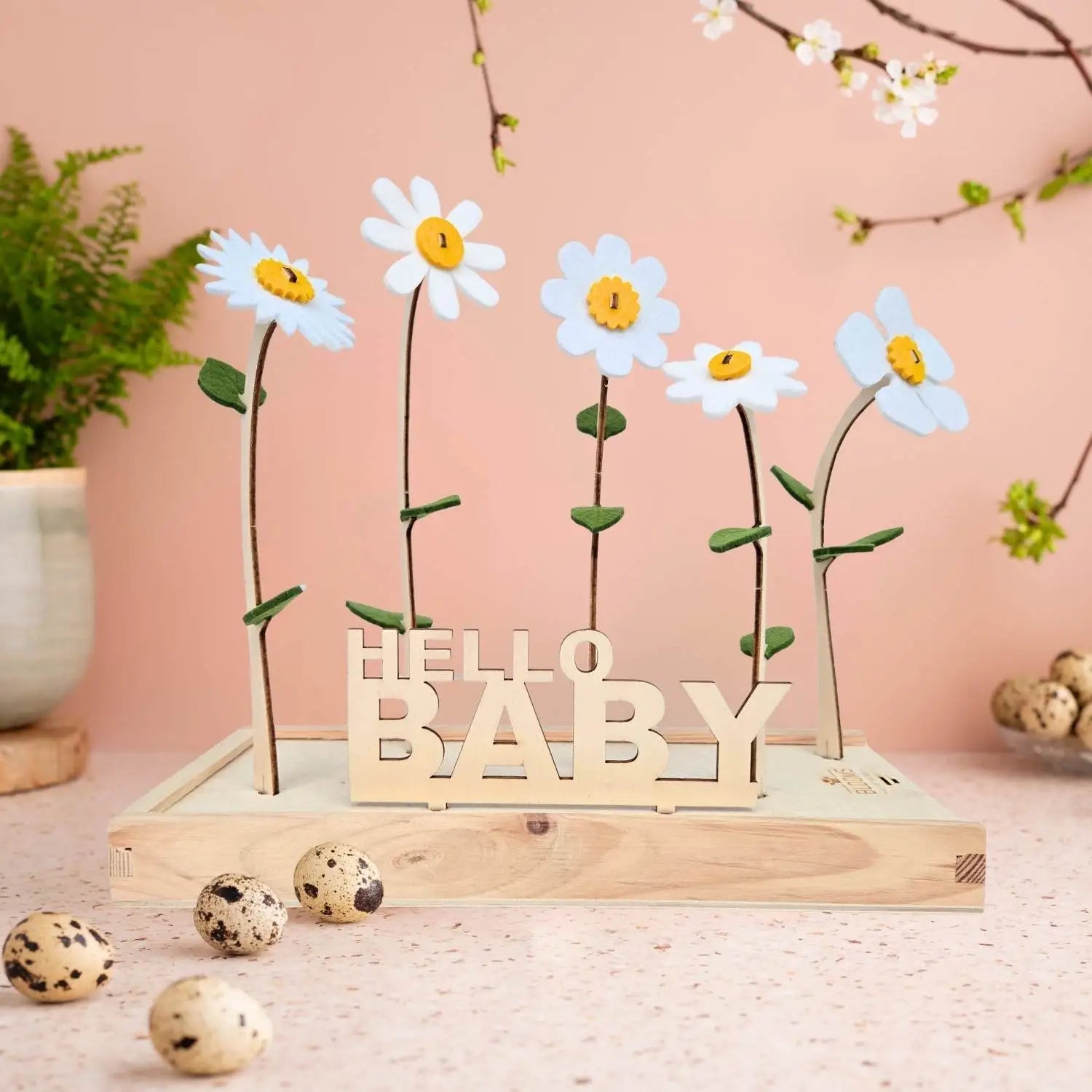Kraamcadeau vilten bloemen Happy Blooms in het wit met 'hello baby'-bordje. 
