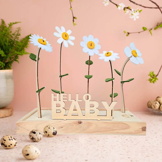 Kraamcadeau vilten bloemen Happy Blooms in het wit met 'hello baby'-bordje. 